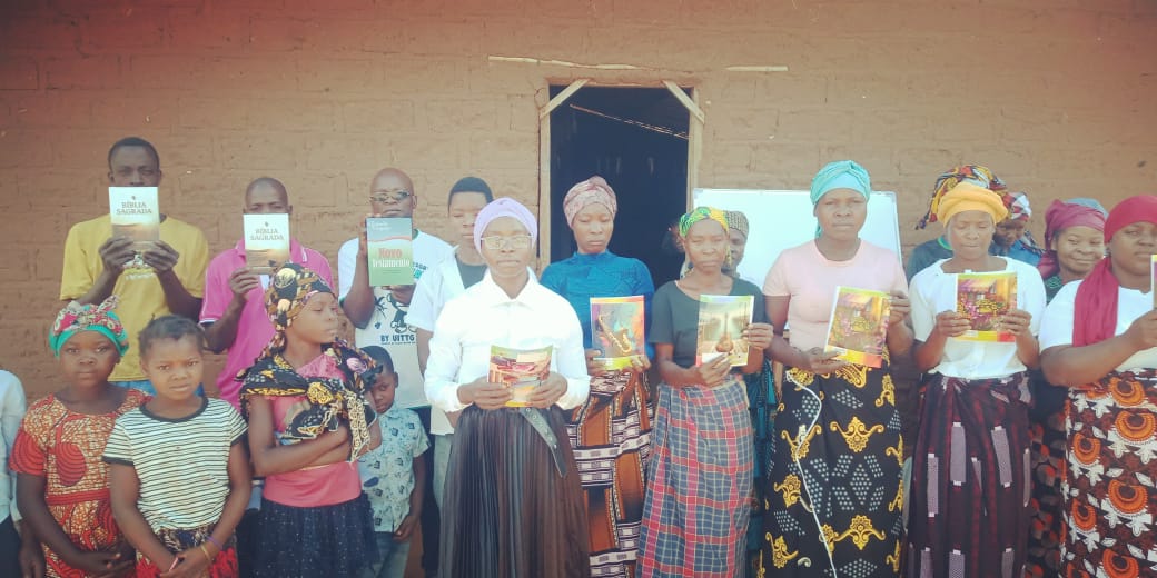 Distribuição de Bíblias no campo missionário
