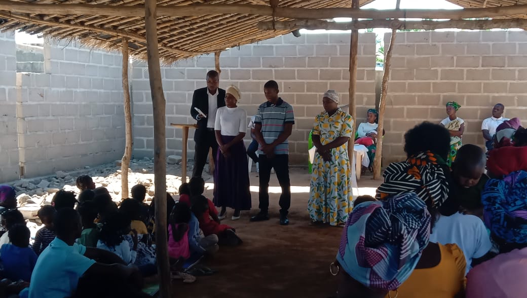 Culto em comunidade em Moçambique